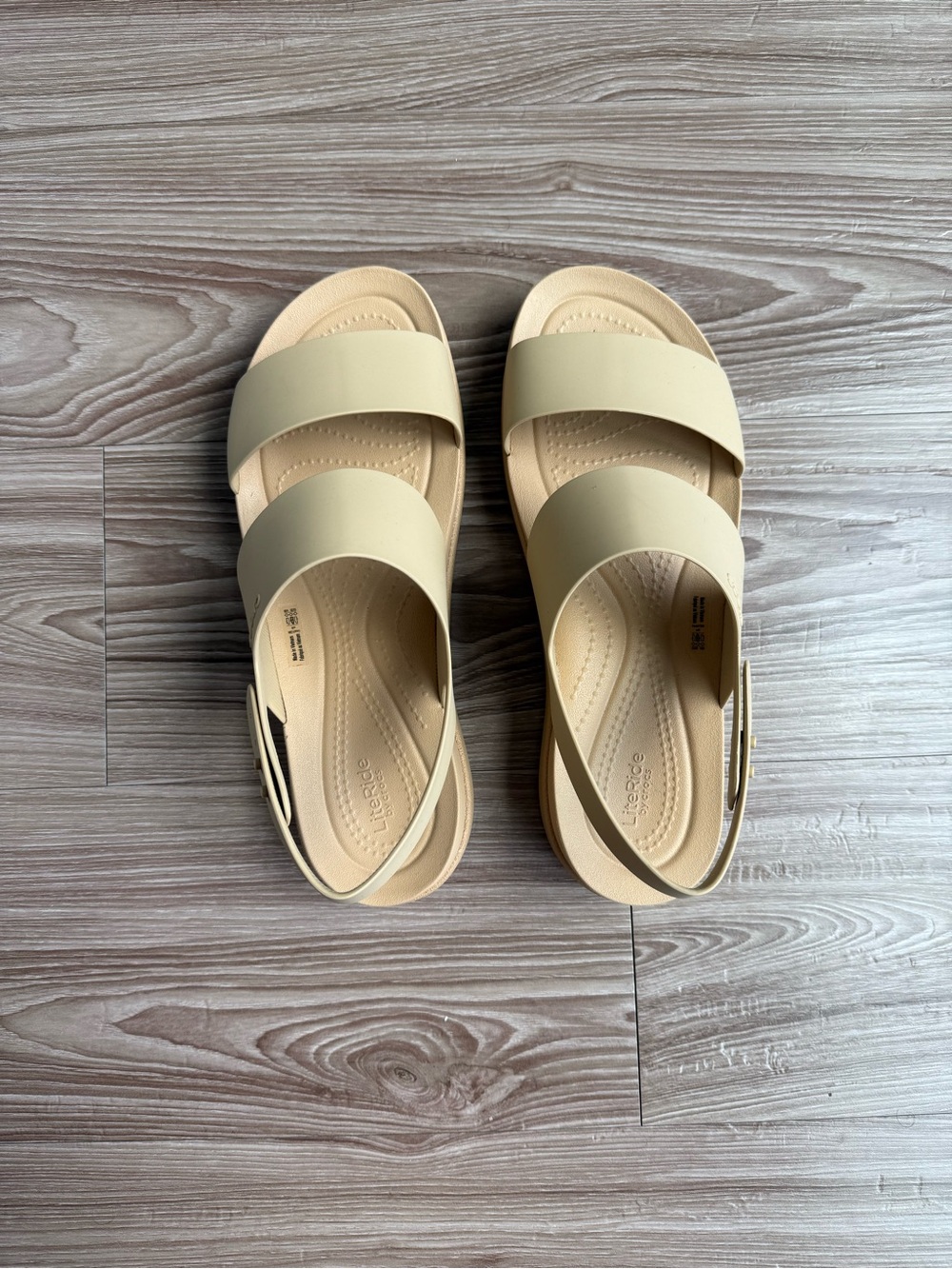 CROCS Brooklyn Backstrap Sandals - size 8 - sold out online!